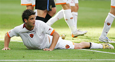 Chivu, ms lejos
